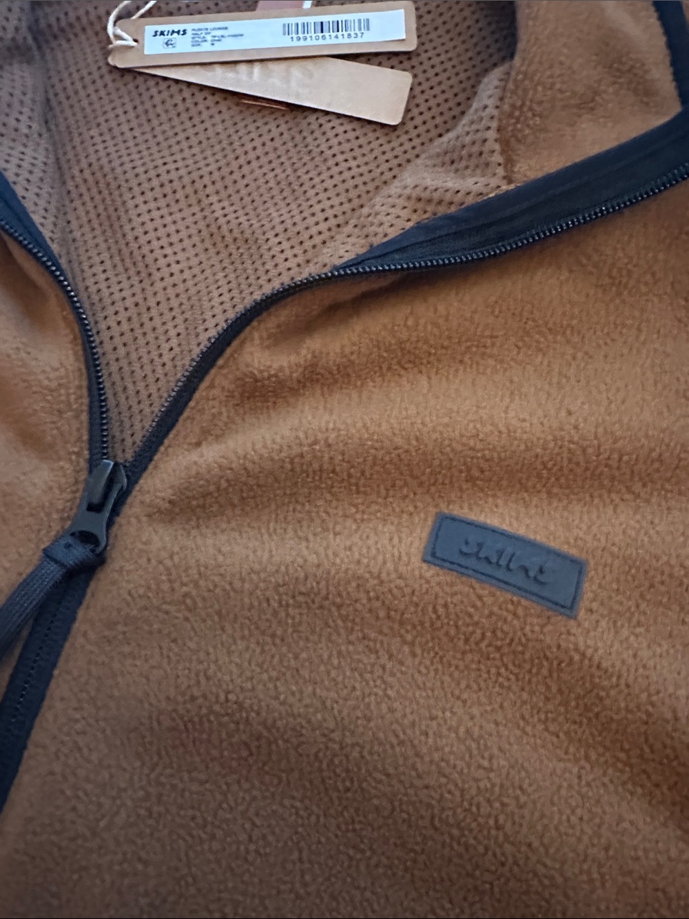 SKIMS Chai Fleece Lounge Half-Zip - Picture 3 of 3